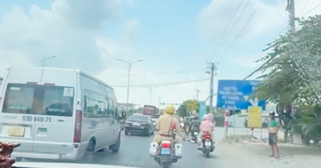 CSGT mở đường xuyên đoạn ùn tắc gần 25km, giúp người bệnh đi cấp cứu kịp thời
