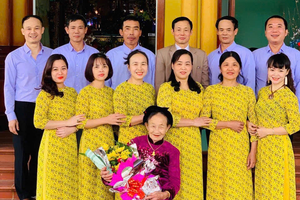 Ngôi làng 15 năm chỉ dùng một màu sơn, người dân đồng lòng nhuộm xanh Cụ bà U90 ở Ninh Bình sống kỷ luật khiến nhiều người nể, 40 năm uống 1 loại nước