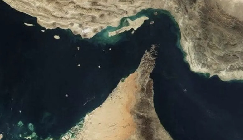 Eo biển Hormuz nhìn từ trên cao. Ảnh: Middle East Monitor