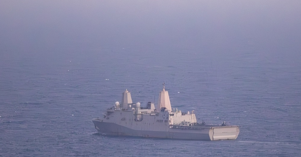 Iran yêu cầu Mỹ không can thiệp vào Hormuz, tàu hàng bị tấn công ngoài khơi Oman