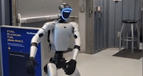 Máy bay Mỹ hoãn cất cánh vì một robot hình người