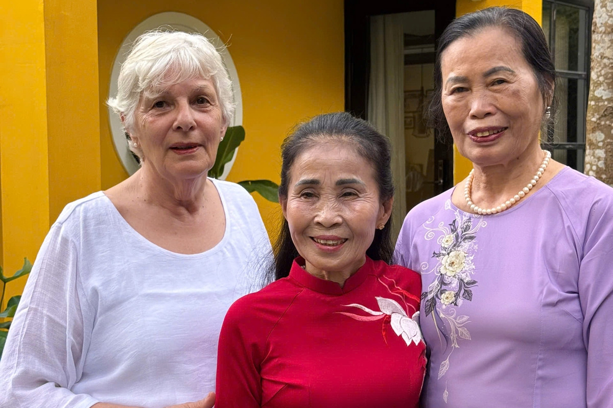 Mẹ chồng từ Thụy Sĩ sang Việt Nam, bất ngờ được thông gia tặng vàng