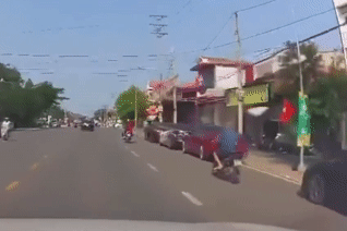 Mở cửa ô tô bất cẩn, tài xế quật ngã người đi xe máy, xe phía sau suýt 'oan gia'