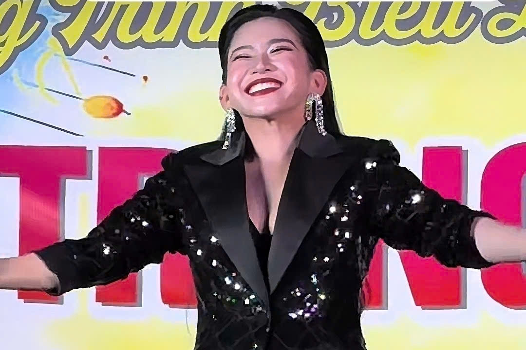 Nghệ sĩ Bình Tinh gây tranh cãi vì mặc sexy hát cổ nhạc