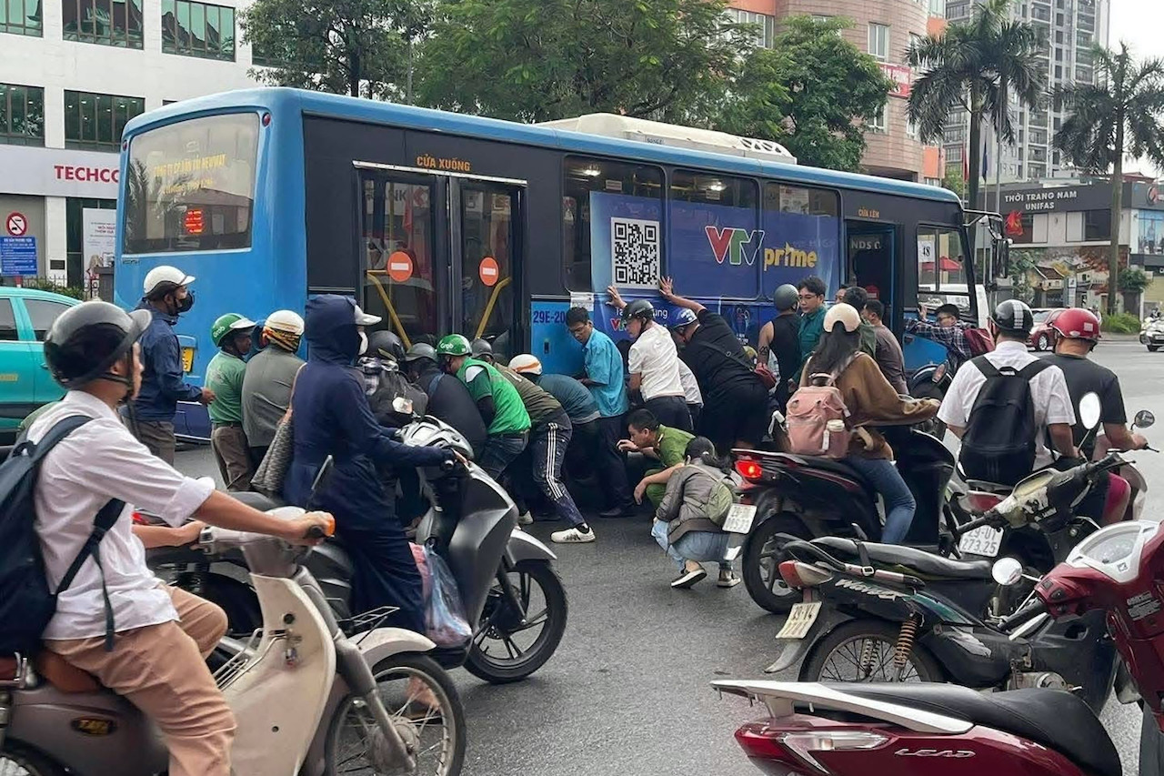 Sức khỏe nạn nhân kẹt trong gầm ô tô buýt được gần 20 người nâng xe cứu