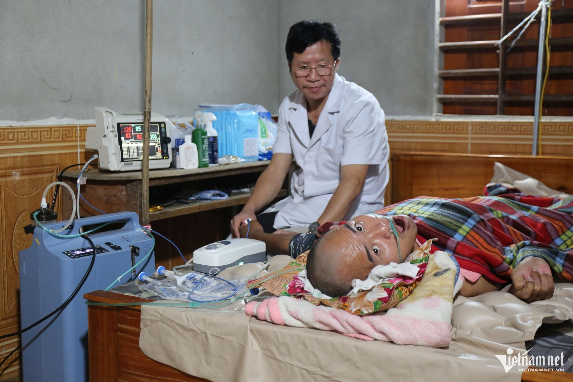 W-Gần 1 tháng dưỡng bệnh tại nhà, cạnh Sơn chưa bao giờ thiếu vắng các thiết bị y tế và đội ngũ bác sĩ   Ảnh: T.H.jpg