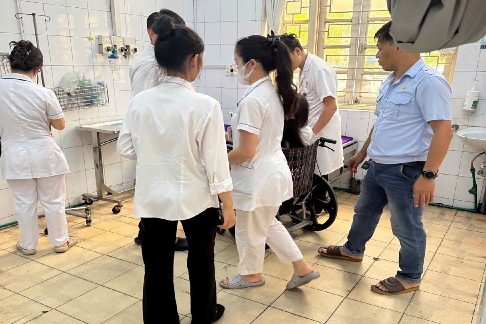  Xuồng va chạm với phao neo trên vịnh Hạ Long, 15 du khách rơi xuống biển 
