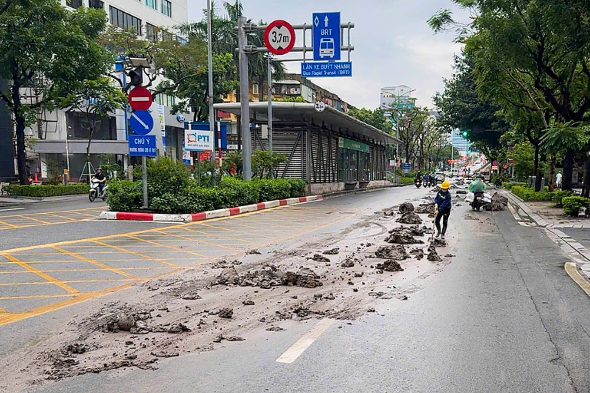 Hà Nội: Xử phạt xe ben làm rơi bùn kéo dài trên đường Láng Hạ