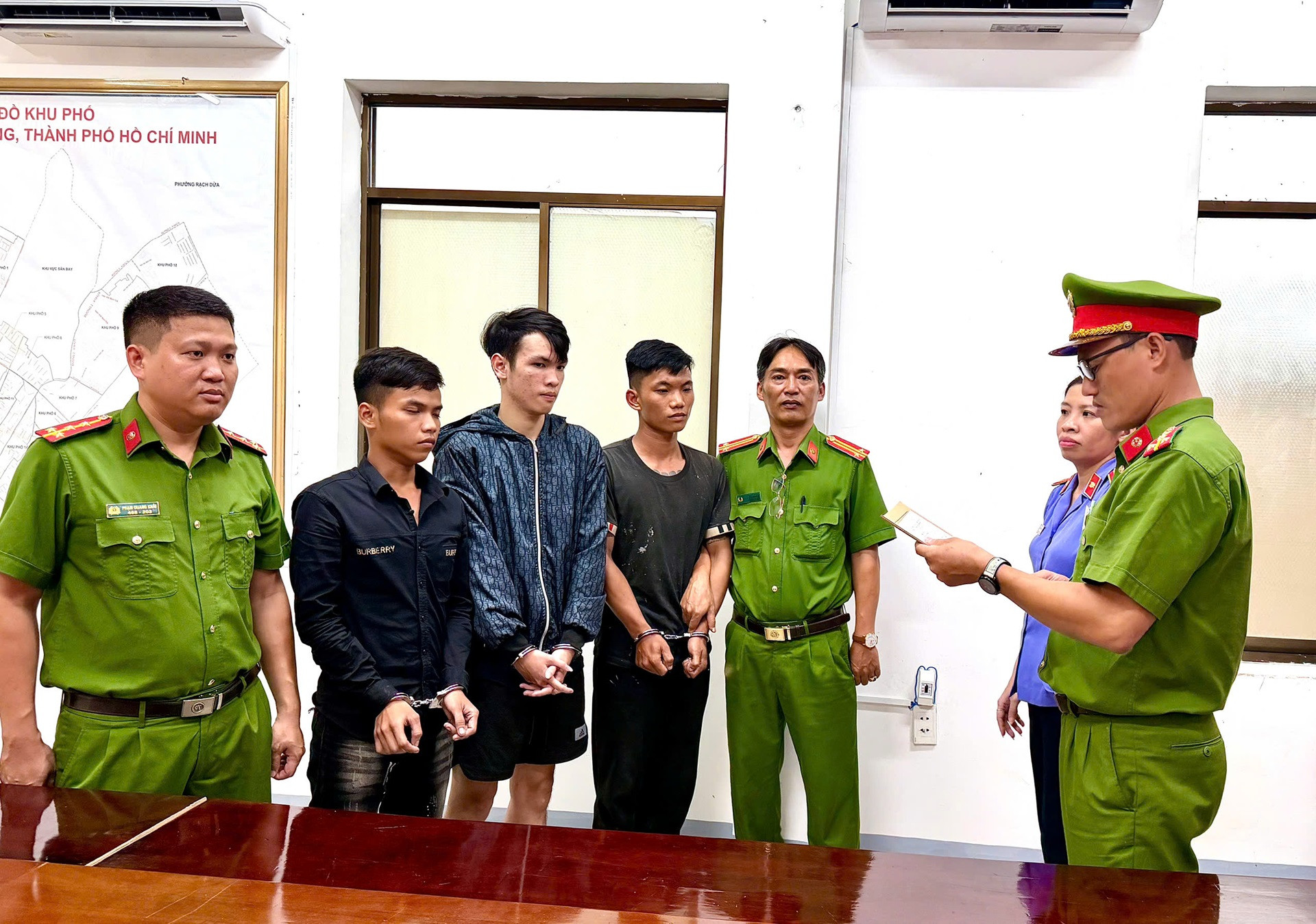 Danh tính 3 đối tượng dùng mũ bảo hiểm tấn công thanh niên trên đường ở TPHCM.jpg