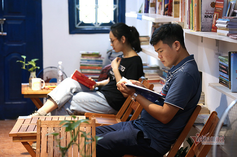 doc sach quy uong tra cafe dung wifi mien phi giua long ha noi 11.jpg