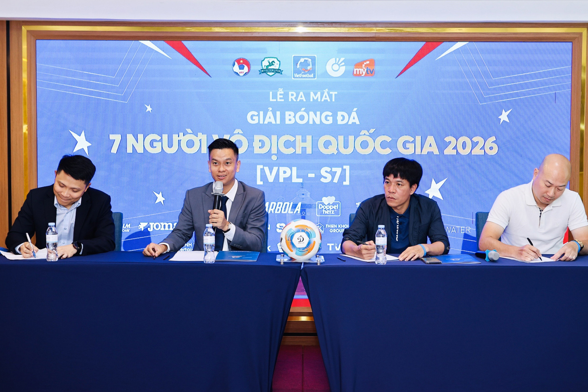 giai bong da 7 nguoi.jpg