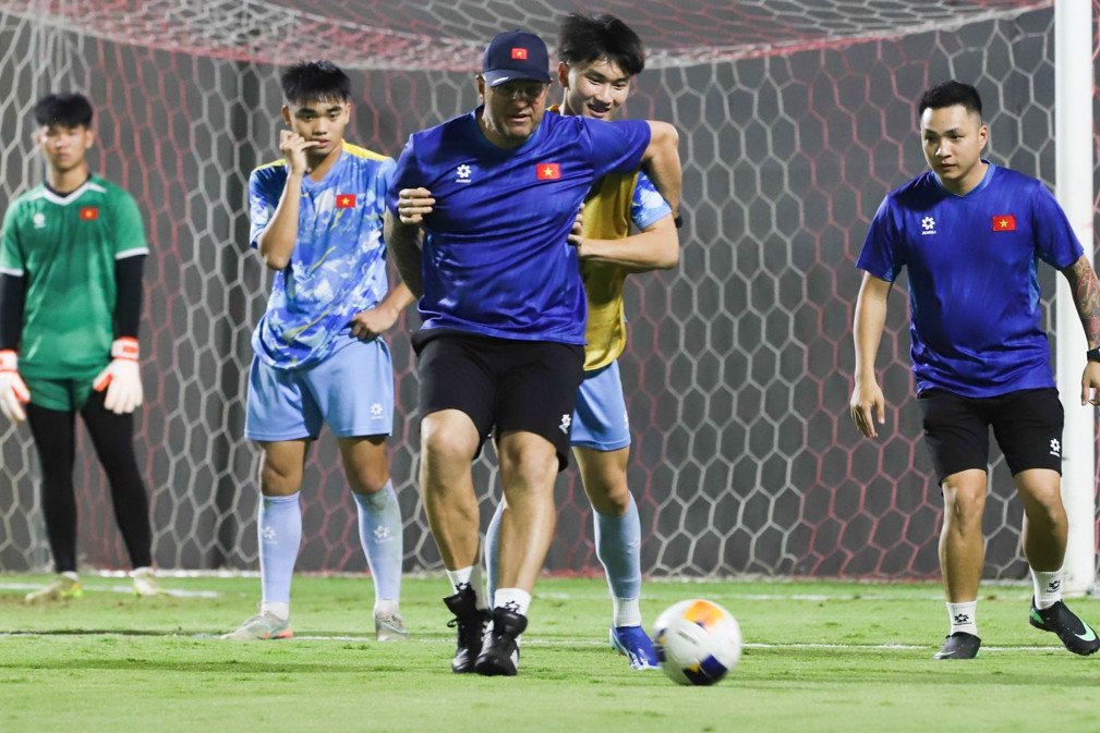 Ra mắt giải bóng đá 7 người VĐQG 2026 HLV Cristiano Roland chỉ bài giúp U17 Việt Nam thắng Yemen