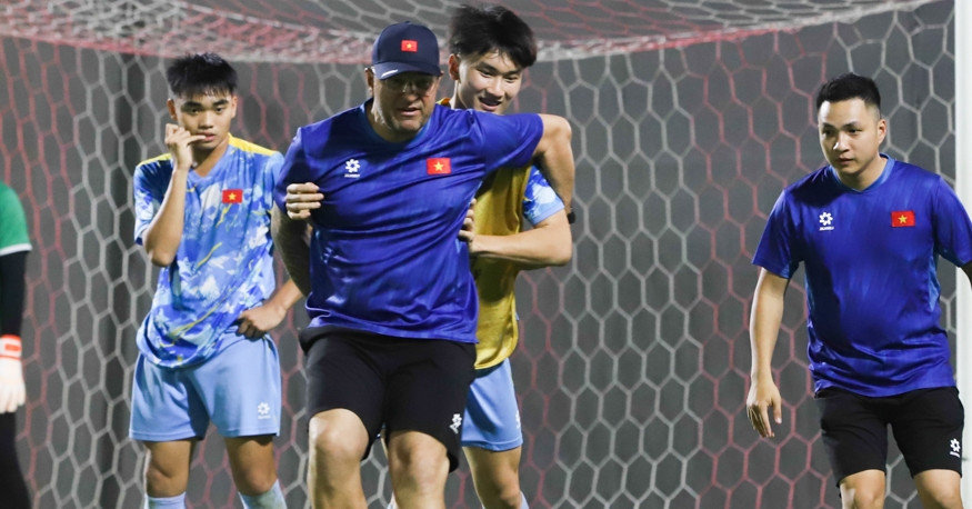 HLV Cristiano Roland chỉ bài giúp U17 Việt Nam thắng Yemen