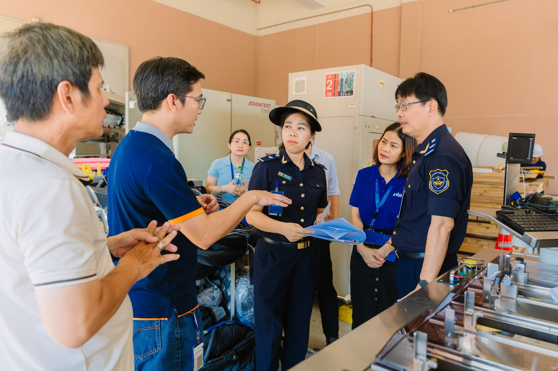 intel vietnam trao tang thiet bi ban dan 02.jpg