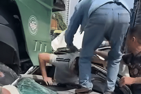Khoảnh khắc giải cứu 3 người mắc kẹt trong ô tô bẹp dúm sau tai nạn liên hoàn ở Hà Nội