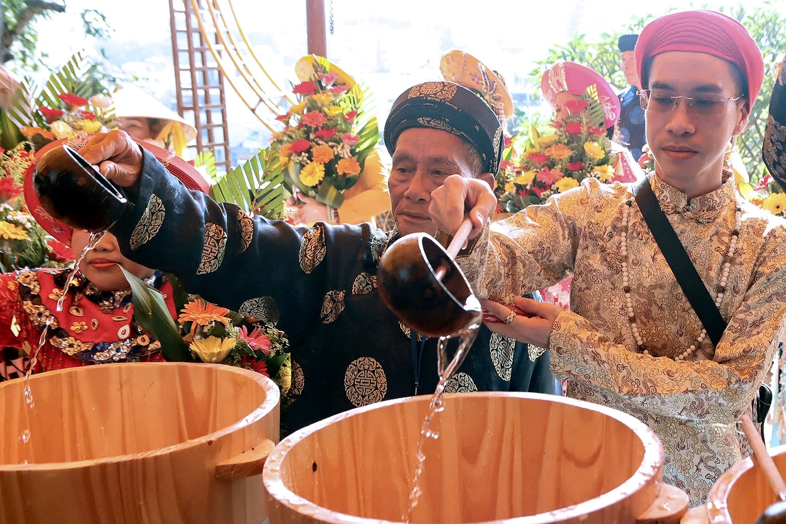 Lễ rước nước cầu mưa thuận gió hòa trong lễ hội Tháp Bà Ponagar