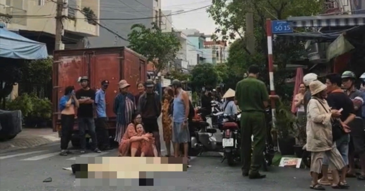 Mẹ quỵ ngã bên thi thể con trai 15 tuổi sau tai nạn với xe tải ở TPHCM