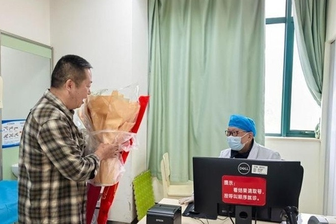 Người cha vượt đường xa tìm lại bác sĩ cứu con gái 30 năm trước để trả ơn