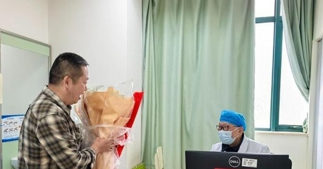 Người cha tìm bác sĩ sau 30 năm để cảm ơn đã cứu con gái
