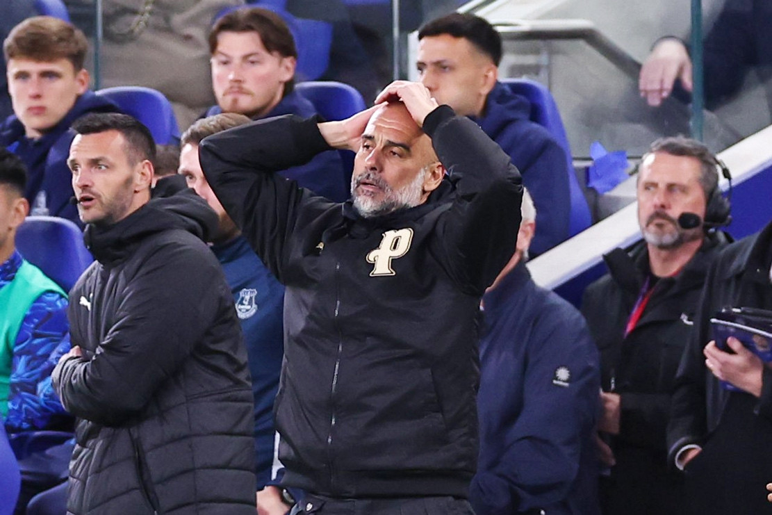 Pep Guardiola bực bội vì sai lầm khiến Man City trả giá