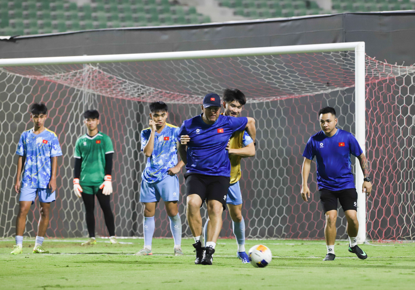 HLV Cristiano Roland chỉ bài giúp U17 Việt Nam thắng Yemen u17 viet nam 12.jpg