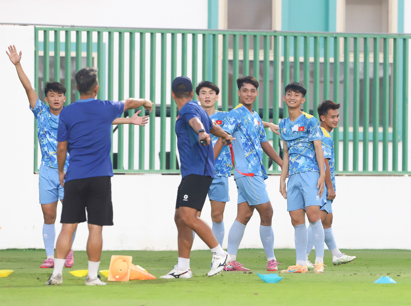 HLV Cristiano Roland chỉ bài giúp U17 Việt Nam thắng Yemen u17 viet nam 2.jpg