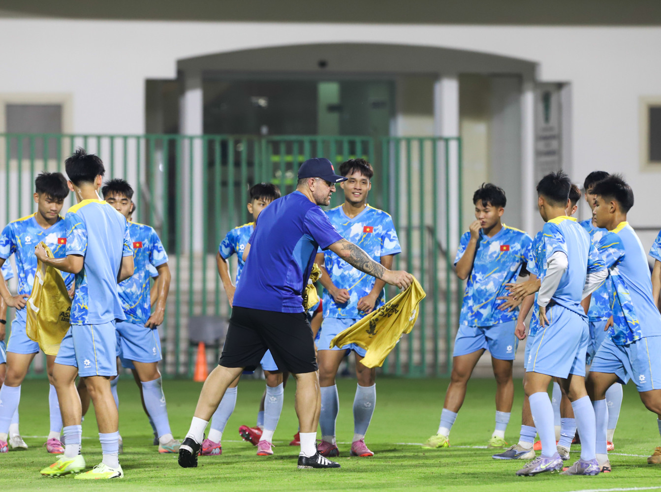 HLV Cristiano Roland chỉ bài giúp U17 Việt Nam thắng Yemen u17 viet nam 7.jpg