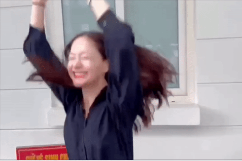  Diễn viên Lan Phương ăn mừng tại toà sau khi thắng kiện chồng Tây 