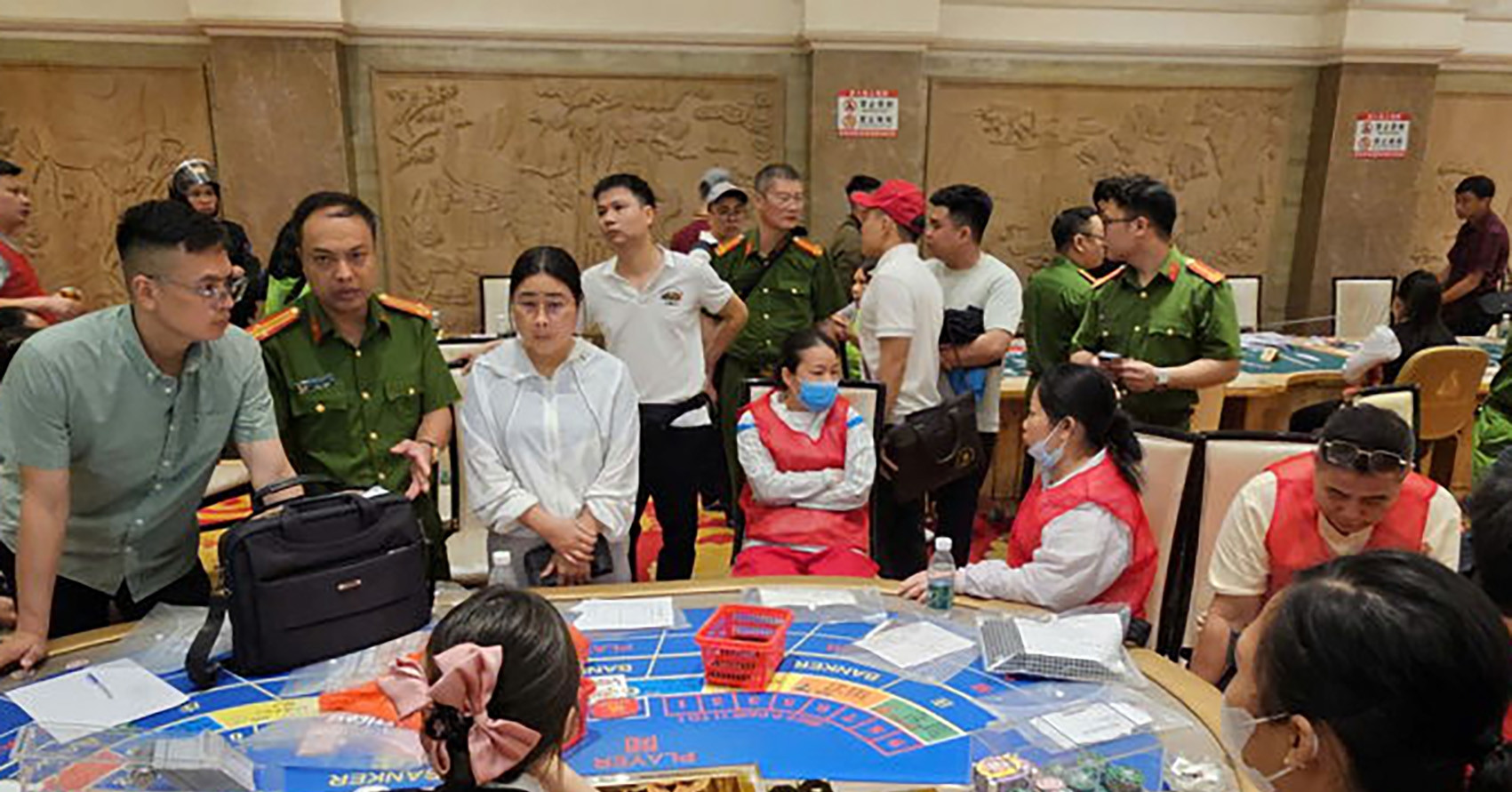 Đột kích sòng bạc &amp;apos;núp bóng&amp;apos; khu vui chơi, bắt quả tang 80 người, thu giữ hơn 300 tỷ