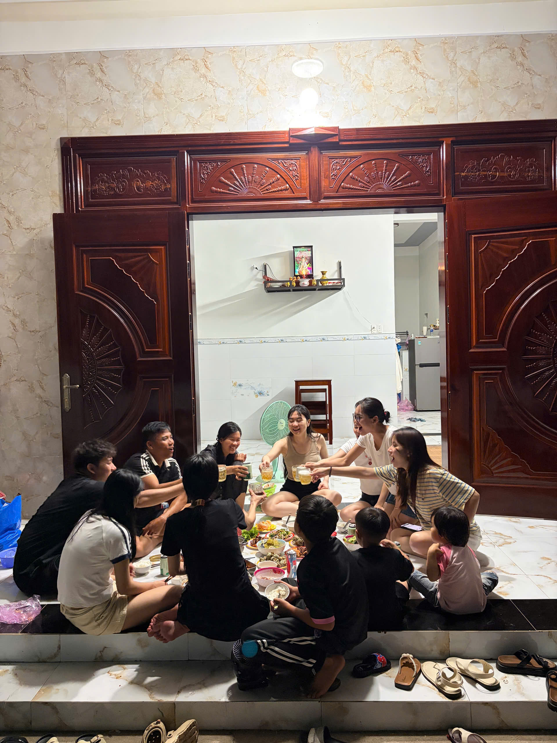 https://static-images.vnncdn.net/vps_images_publish/000001/000003/2026/5/6/du-khach-dao-ly-son-chay-phong-558.jpg