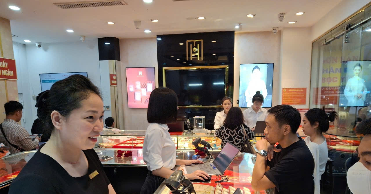 Giá vàng thế giới tăng "như tên lửa", trong nước xuất hiện điều hiếm có