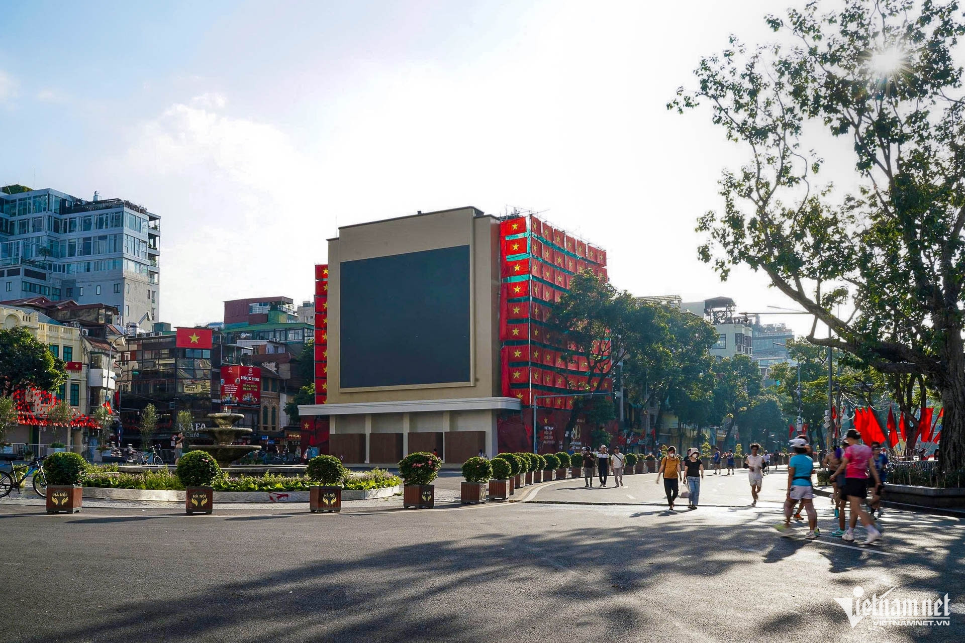 Hà Nội dựng 'xương sống' vùng phát thải thấp: Không chỉ trạm sạc, bến bãi đỗ xe