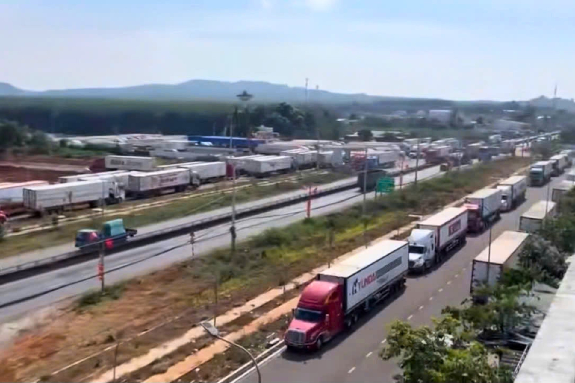 Hàng trăm xe container chở sầu riêng ùn ứ ở Dầu Giây, xếp hàng chờ kiểm định