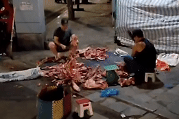 Hình ảnh lúc rạng sáng trên vỉa hè Hà Nội khiến nhiều người e ngại