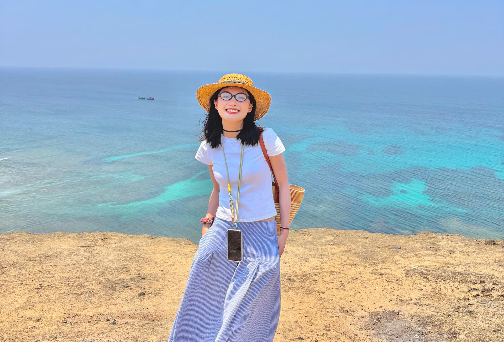 Khách Hà Nội ra đảo miền Trung ngày 'cháy phòng', có cuộc gặp cả đời không quên