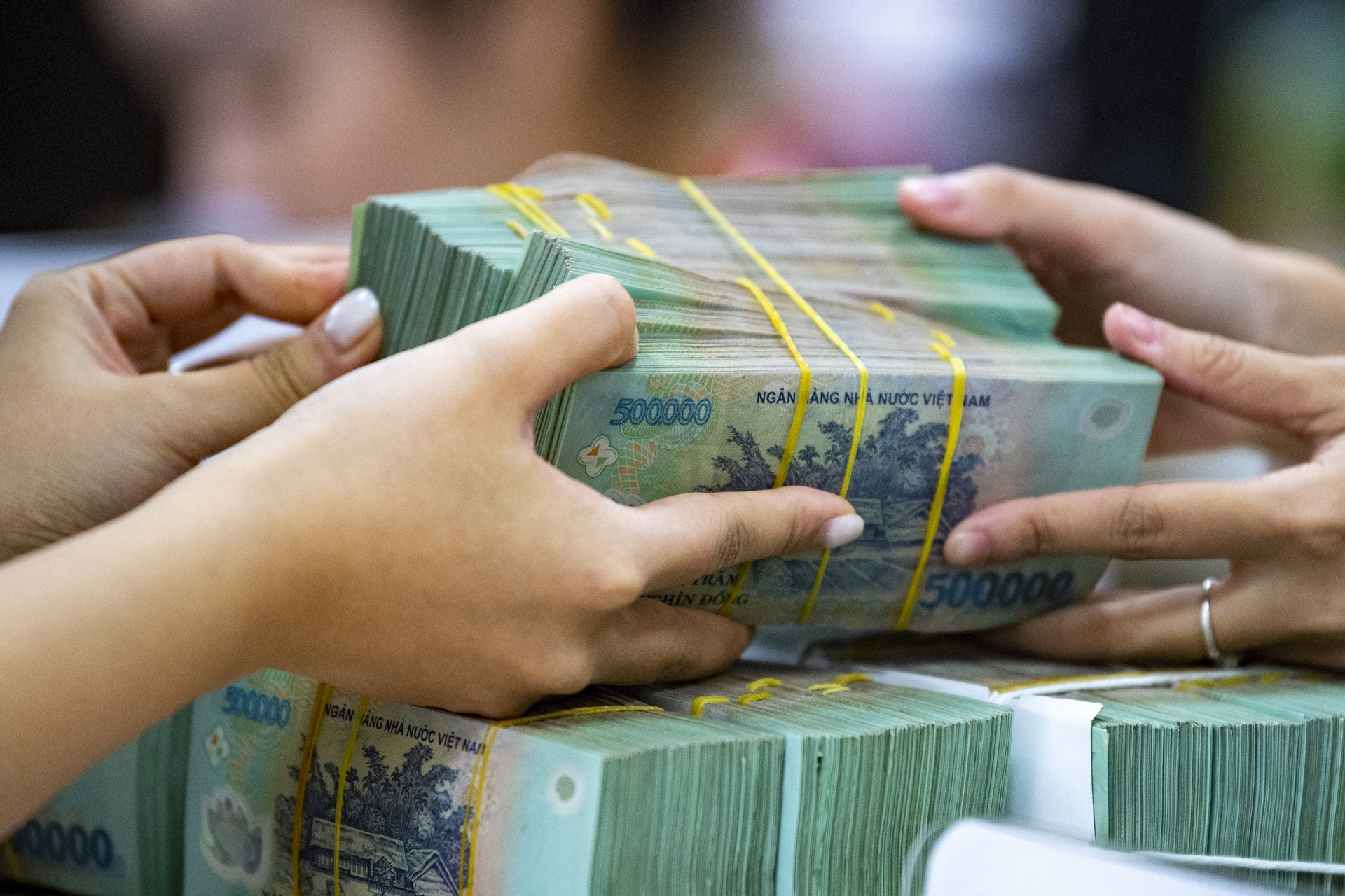 Lãi suất ngân hàng hôm nay 6/5/2026: Mức 7%/năm gần biến mất ở kỳ hạn 6 tháng
