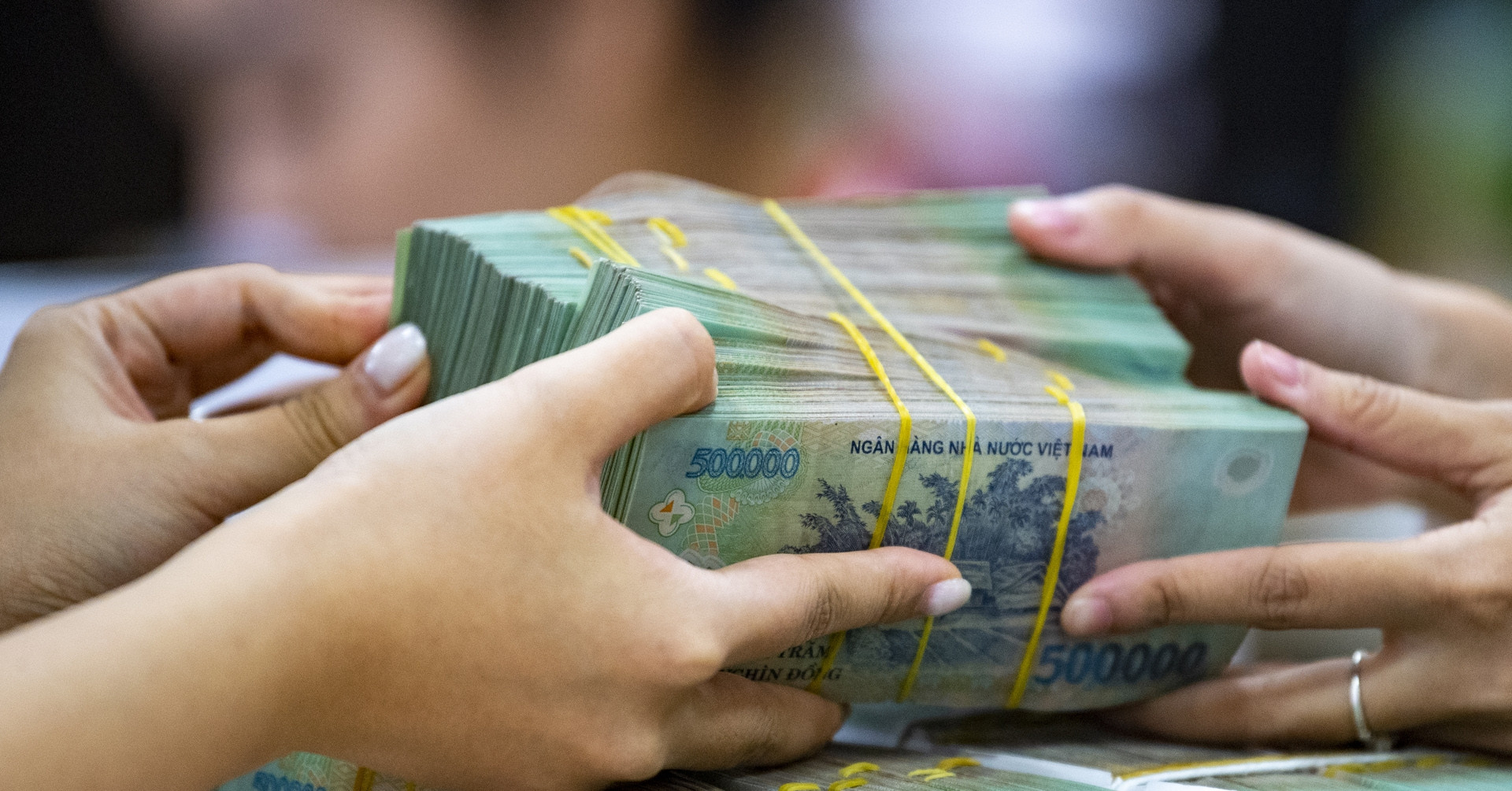 Lãi suất ngân hàng hôm nay 6/5/2026: Mức 7%/năm gần biến mất ở kỳ hạn 6 tháng