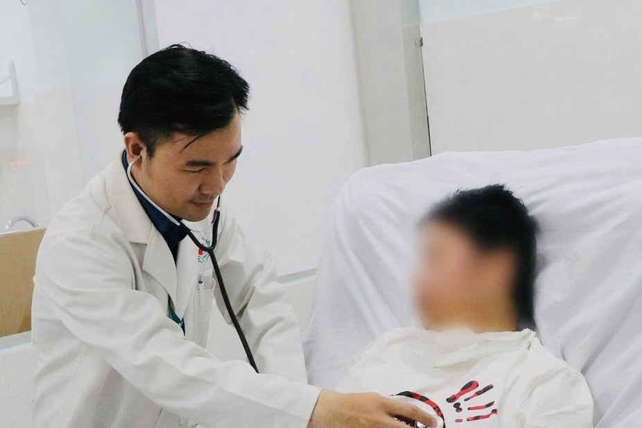 Ngừng tim khi chơi cầu lông, chàng trai 18 tuổi nhận ra bố mẹ sau gần 3 tháng