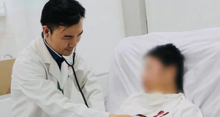 Ngừng tim khi chơi cầu lông, chàng trai 18 tuổi nhận ra bố mẹ sau gần 3 tháng
