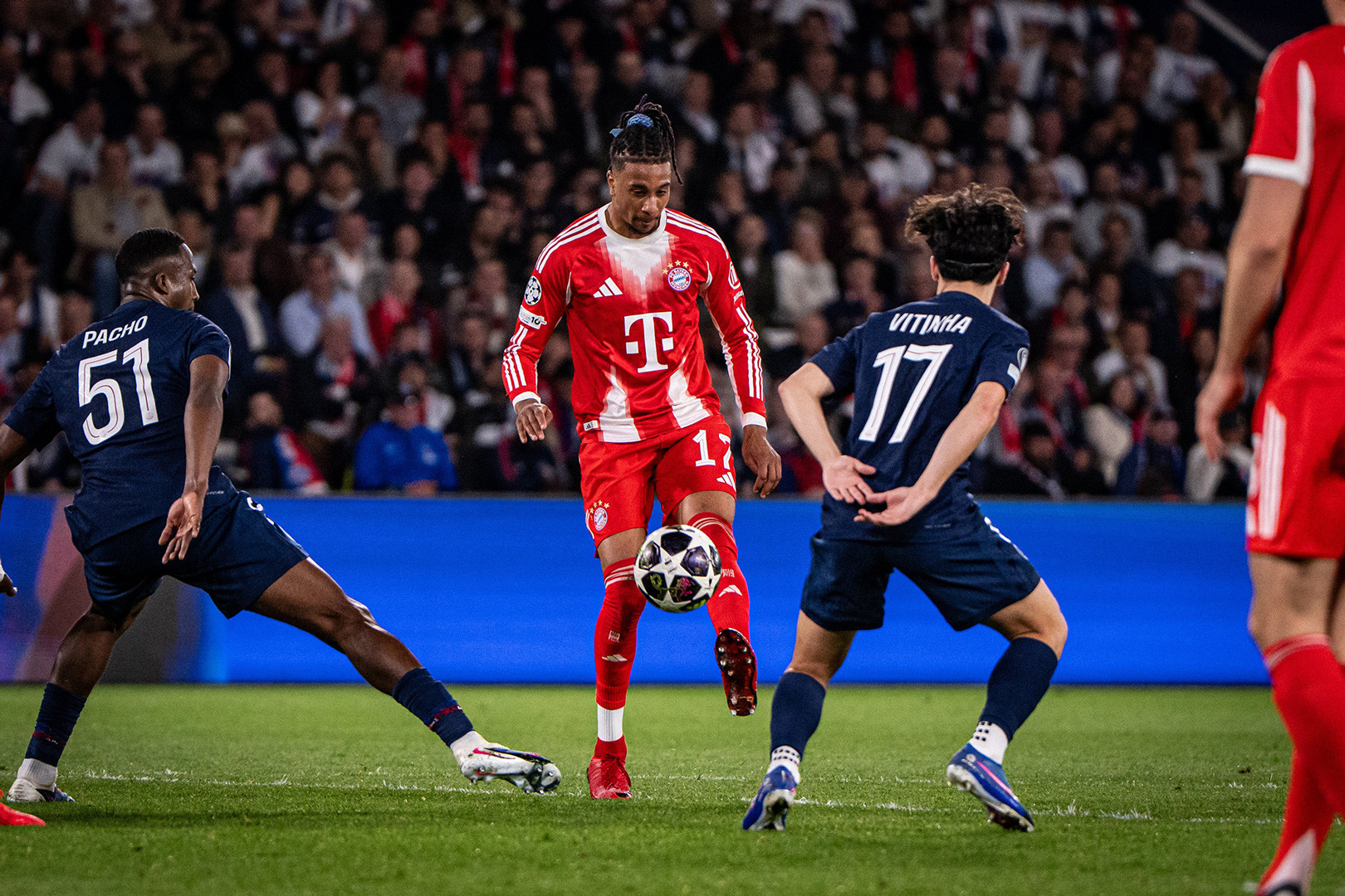Olise PSG Bayern.jpg