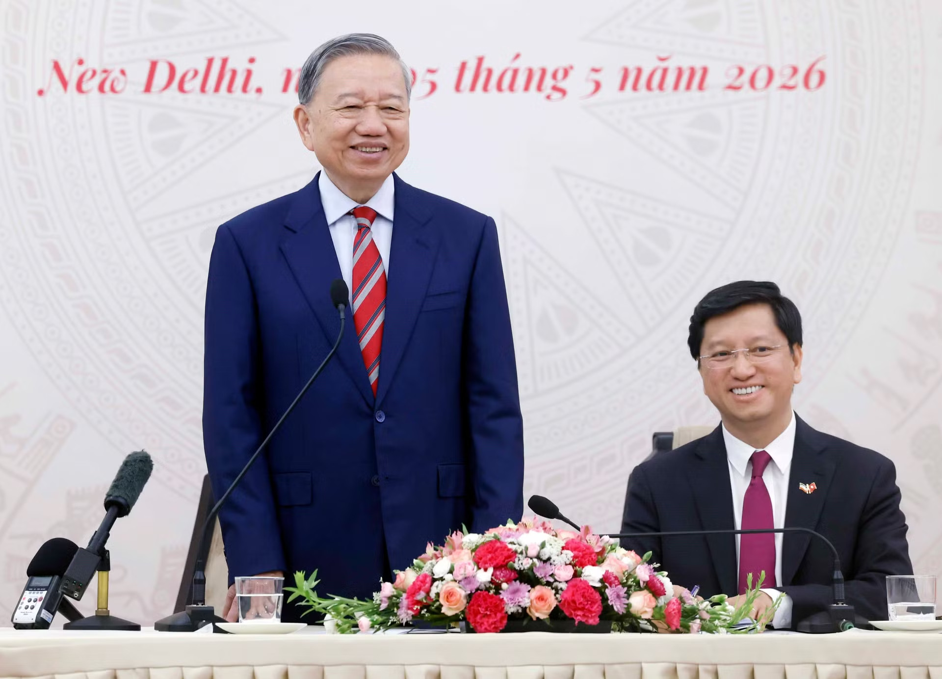 vna potal tong bi thu chu tich nuoc to lam gap go can bo nhan vien dai su quan va cong dong nguoi viet nam tai an do 8742764.jpg