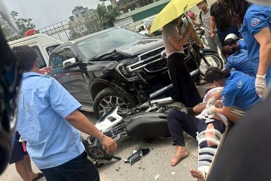 Bản tin chiều 7/5: Tai nạn khiến xe máy đóng đinh vào ô tô, thiếu niên bị thương