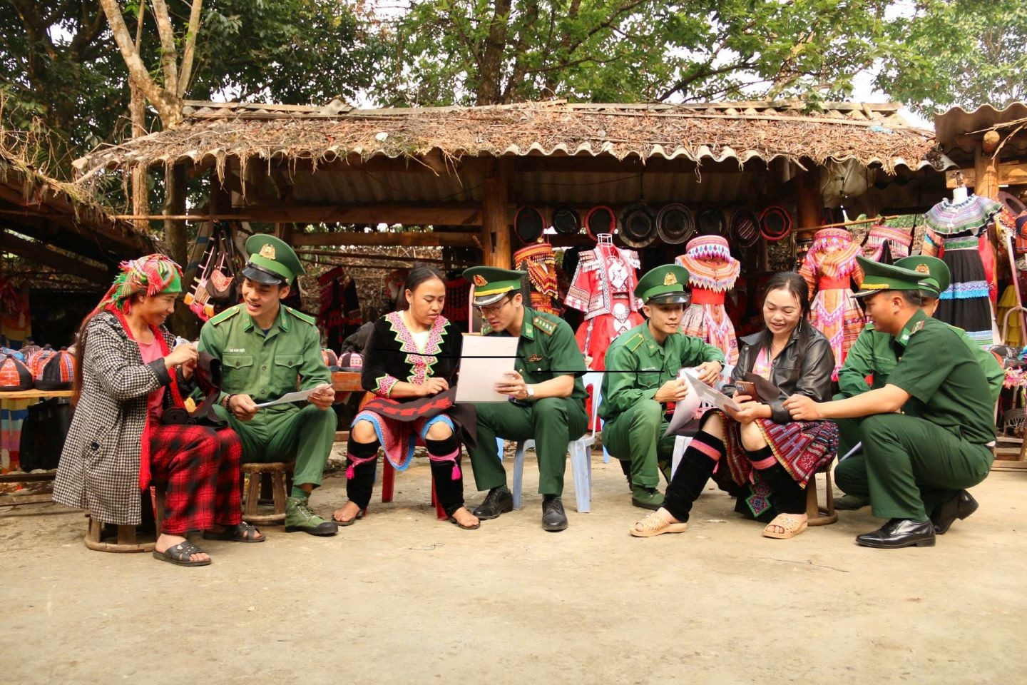 Bộ đội Biên phòng tuyên truyền pháp luật, xóa nghèo thông tin nơi biên giới