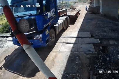  Clip xe đầu kéo cố tình tông gãy cần chắn, vượt qua đường sắt 