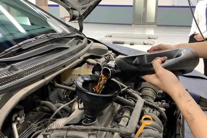  Có nên thay dầu động cơ ô tô sớm hơn khuyến cáo của hãng để “giữ máy” tốt hơn? 