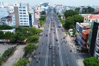 Dân phấn khởi vì đường Cộng Hòa thông thoáng khi dỡ dải phân cách