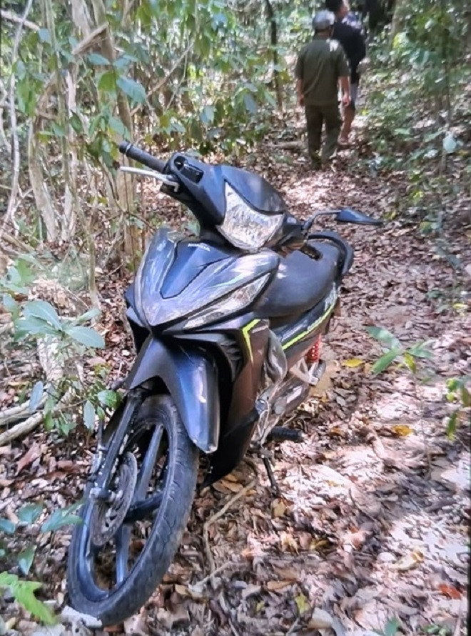 hai vo chong mat tich bi an phat hien xe may trong rung cach nha 30km 933.jpg