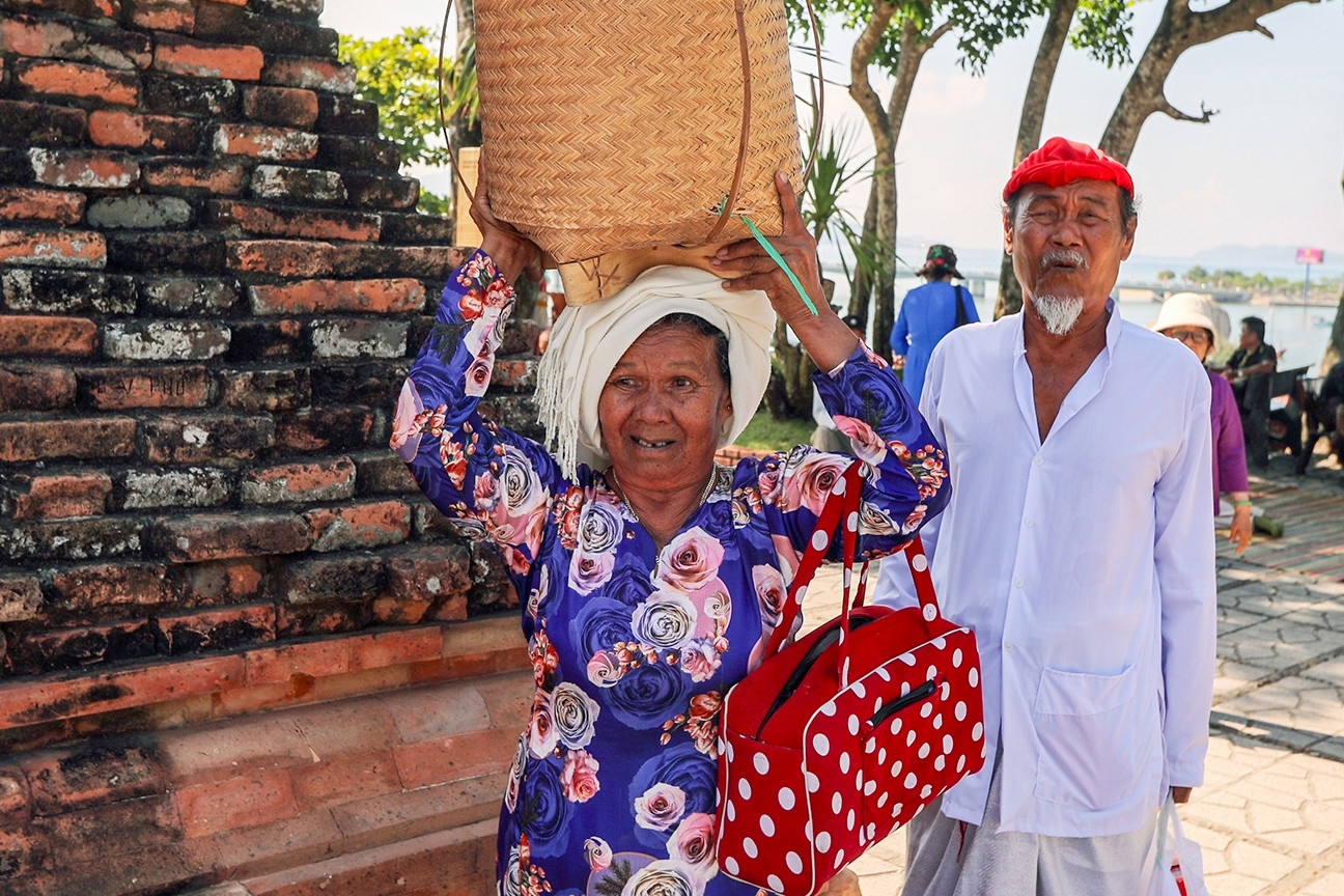 Hàng nghìn người đổ về Nha Trang dự Lễ hội Tháp Bà Ponagar