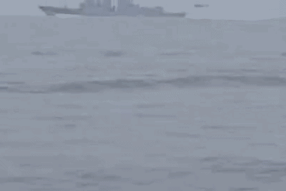 IRGC công bố video xuồng quân sự Iran theo dõi tàu chiến Mỹ