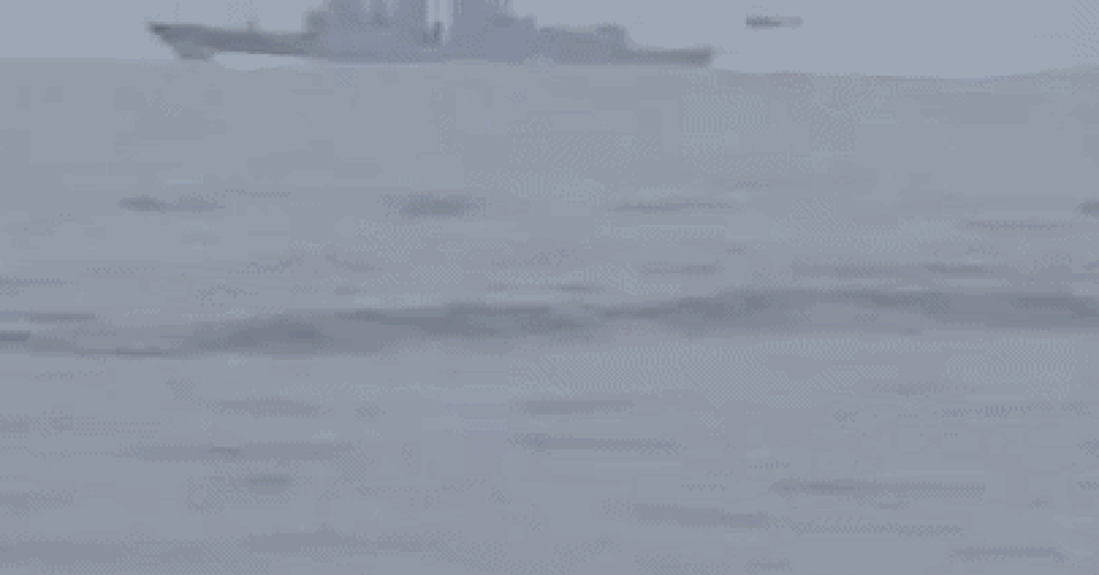 IRGC công bố video xuồng quân sự Iran theo dõi tàu chiến Mỹ